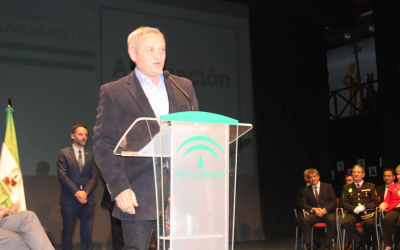 La Asociación AlVelAl recibe la Bandera de Andalucía